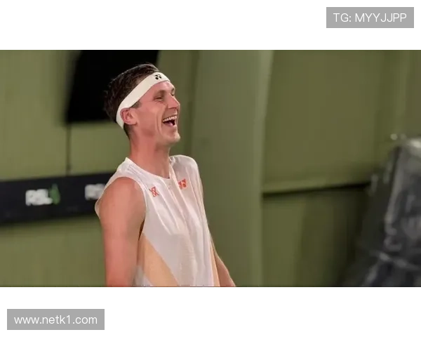 安赛龙家厨房咋这么豪？打羽毛球的里外不像一个档次了！