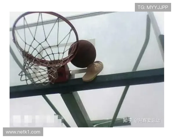 篮球比赛中球卡篮筐应该怎么处理？详细规则解析